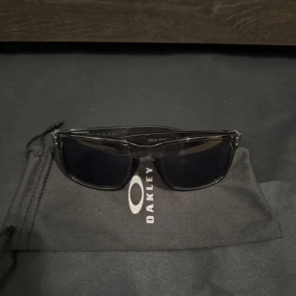Oakley Holbrook Smoke Gray Polished Mens Sunglasses 9102 Black Lenses - Picture 6 of 8